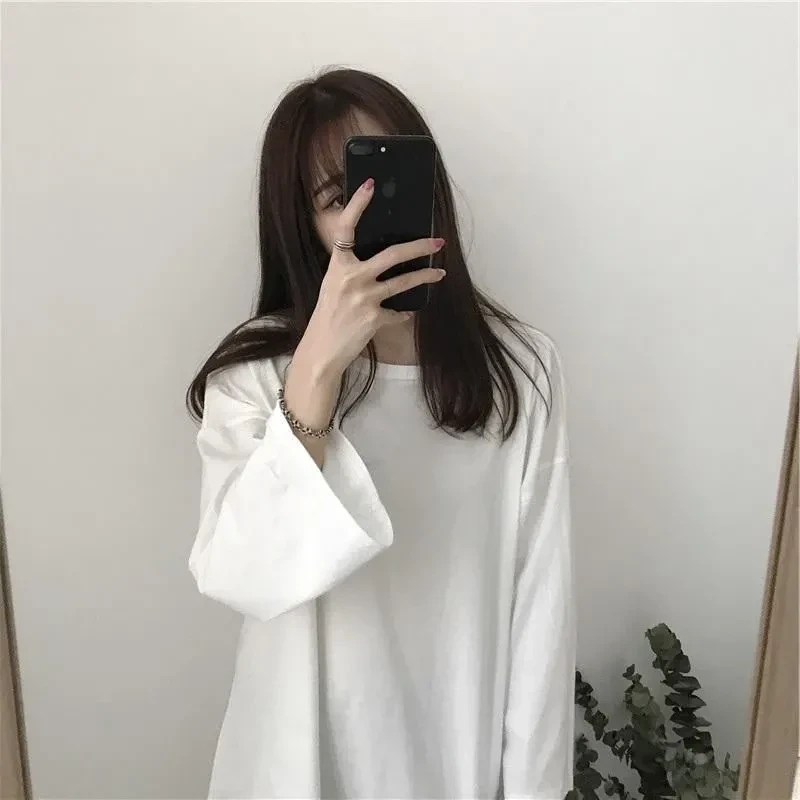 Hình ảnh con gái che mặt buồn thể hiện cảm xúc chân thực và tự nhiên