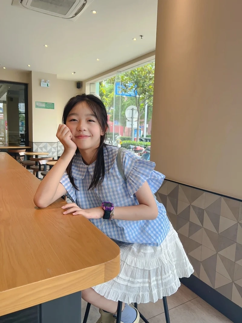 Ảnh bé gai với gương mặt đáng yêu và nụ cười trong sáng