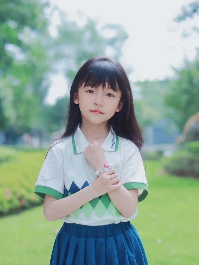 Ảnh bé gái dễ thương với nụ cười rạng rỡ và gương mặt xinh xắn