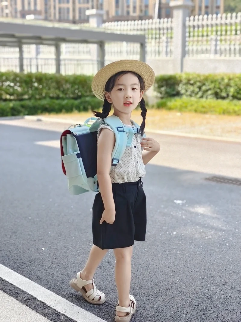 Hình ảnh em bé gái dễ thương với nét mặt đáng yêu và hồn nhiên