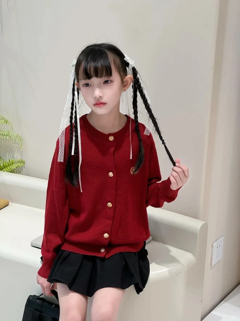 Hình ảnh bé gái xinh mang đến sự đáng yêu và năng động