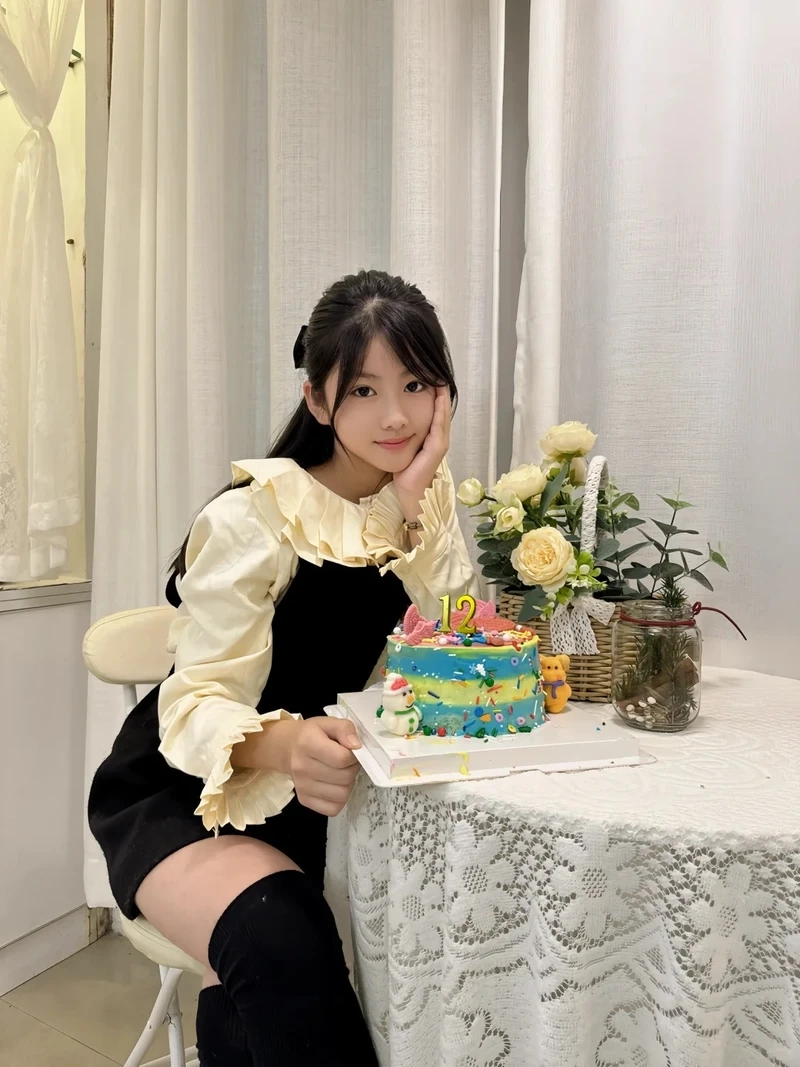 Ảnh em bé gái cute mang lại cảm giác vui tươi và ngộ nghĩnh