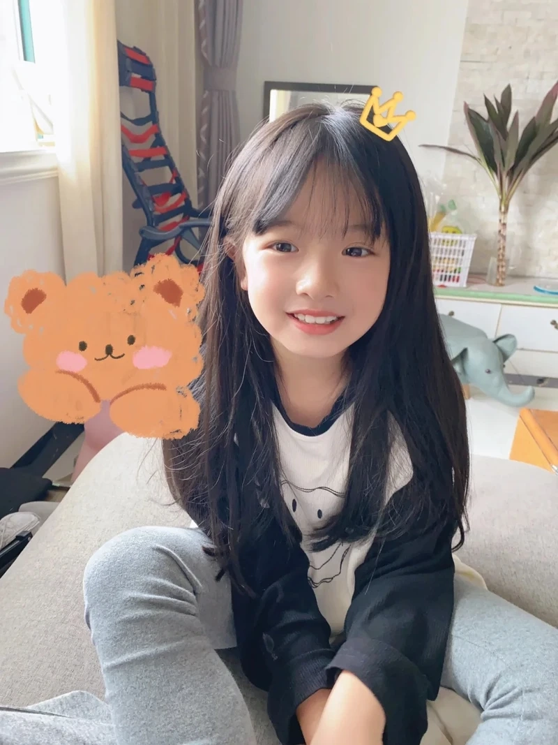 Ảnh meme bé gái với biểu cảm đáng yêu và hài hước