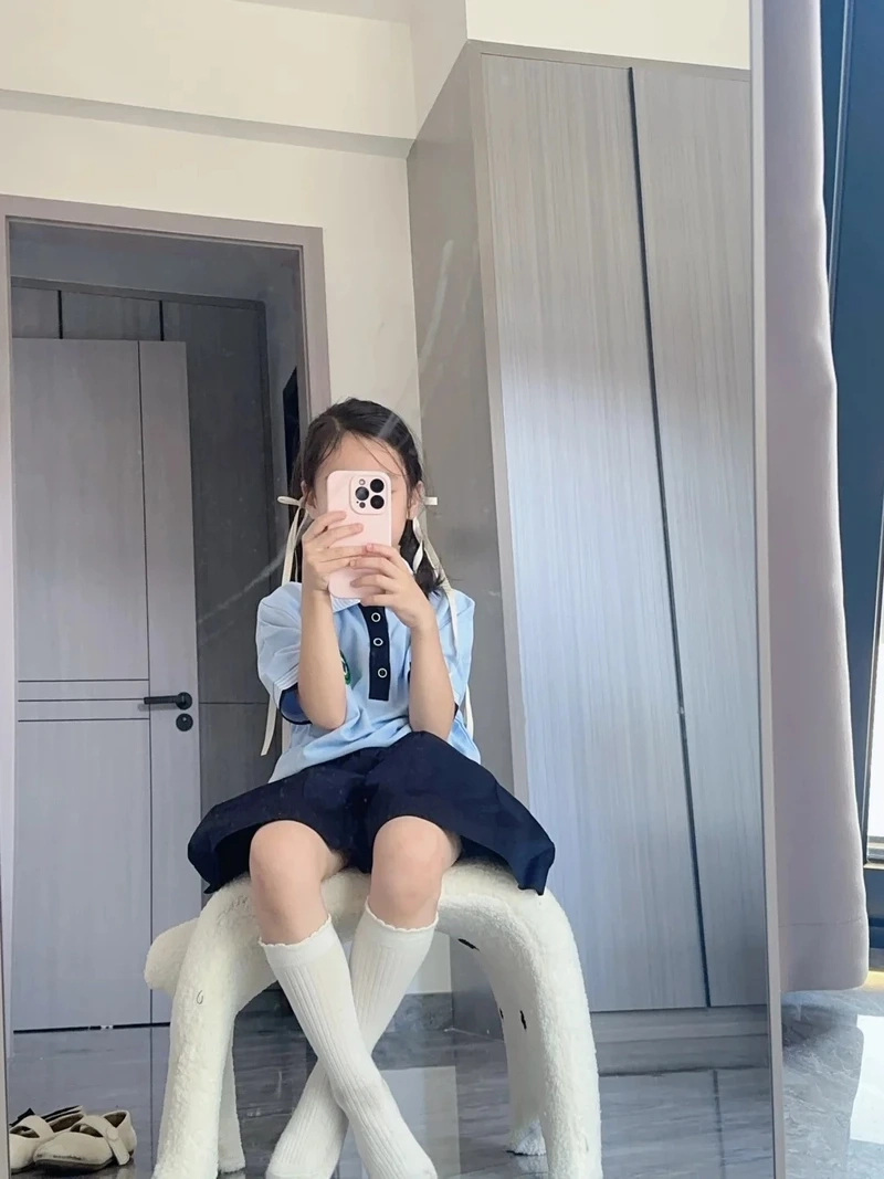 Tạo dáng chụp ảnh cho bé gái 5 tuổi với những khoảnh khắc vui vẻ
