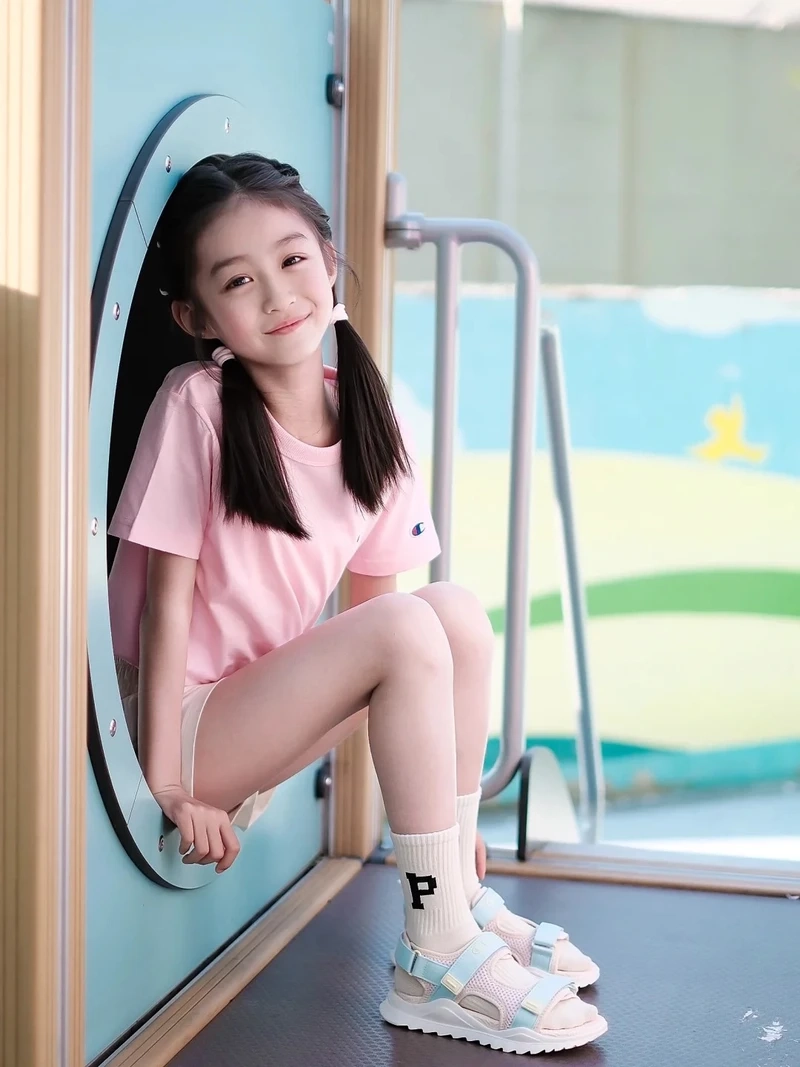 Ảnh bé gái cute Trung Quốc với đôi mắt long lanh và nụ cười xinh