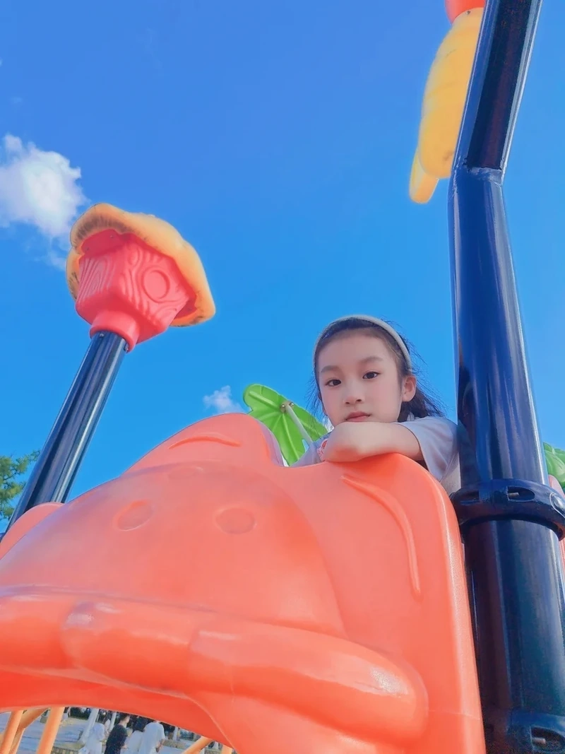 Ảnh bé gái có má lúm đồng tiền với nụ cười duyên dáng và đáng yêu