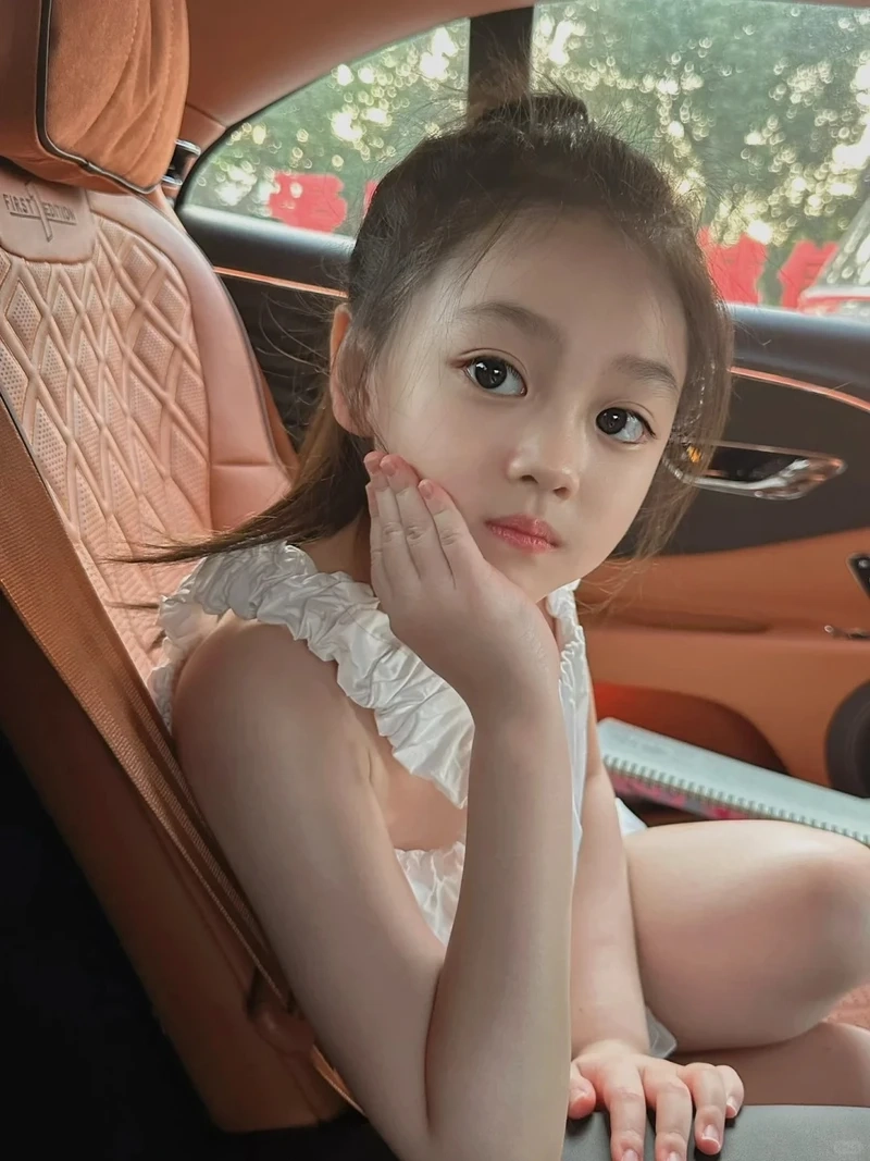 Ảnh em bé gái đáng yêu với ánh mắt ngây thơ và nét mặt vui tươi