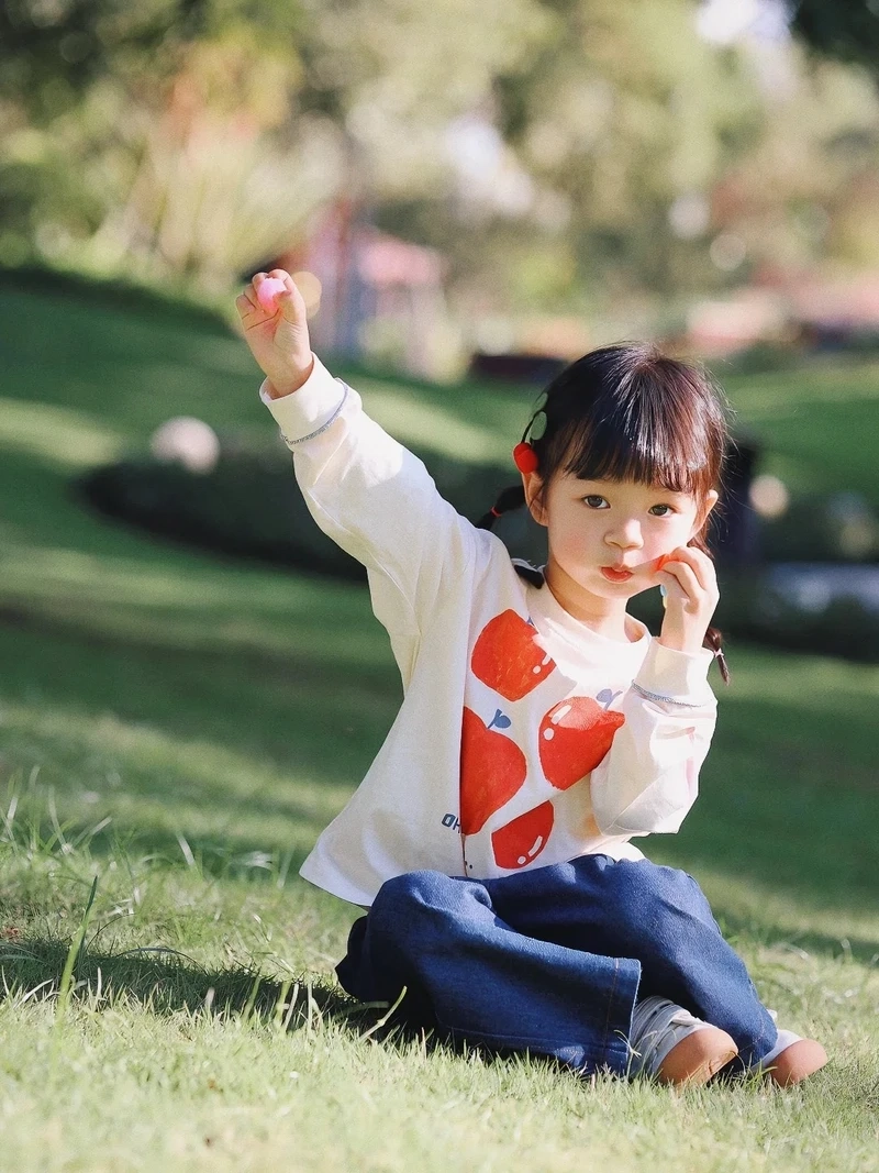 Ảnh mẹ và bé gái hoạt hình thể hiện sự gắn kết và yêu thương