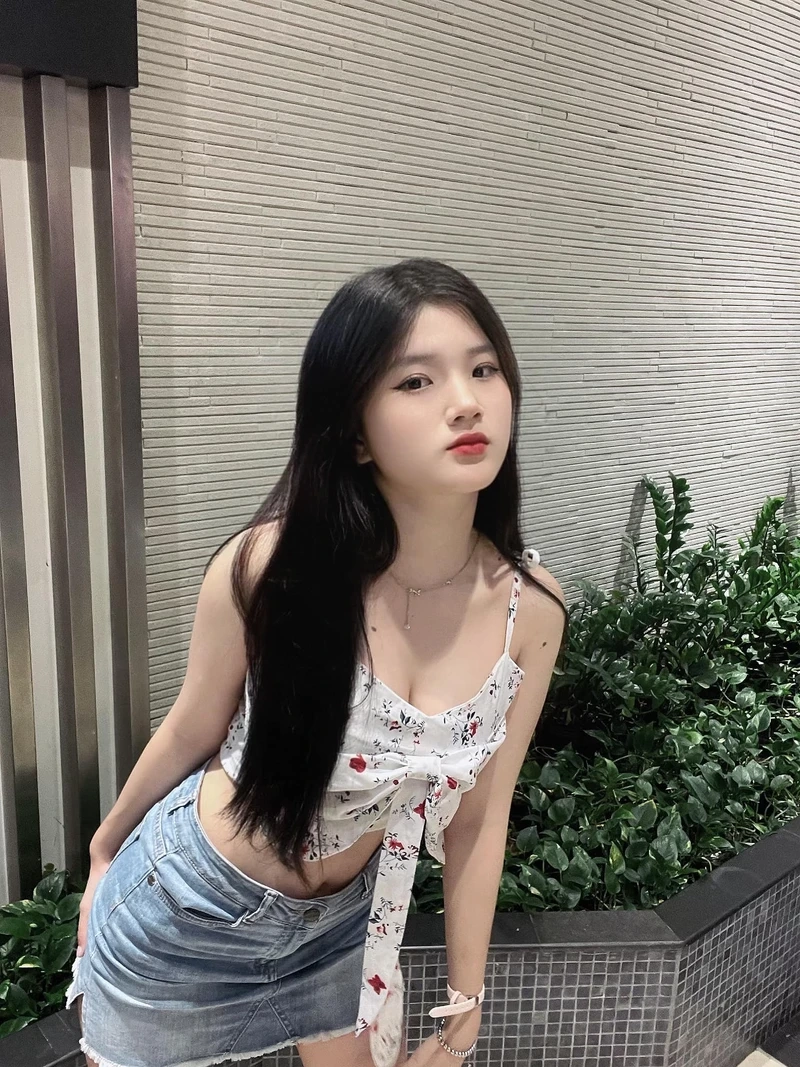 Váy trắng 2 dây mang đến vẻ đẹp nhẹ nhàng, quyến rũ