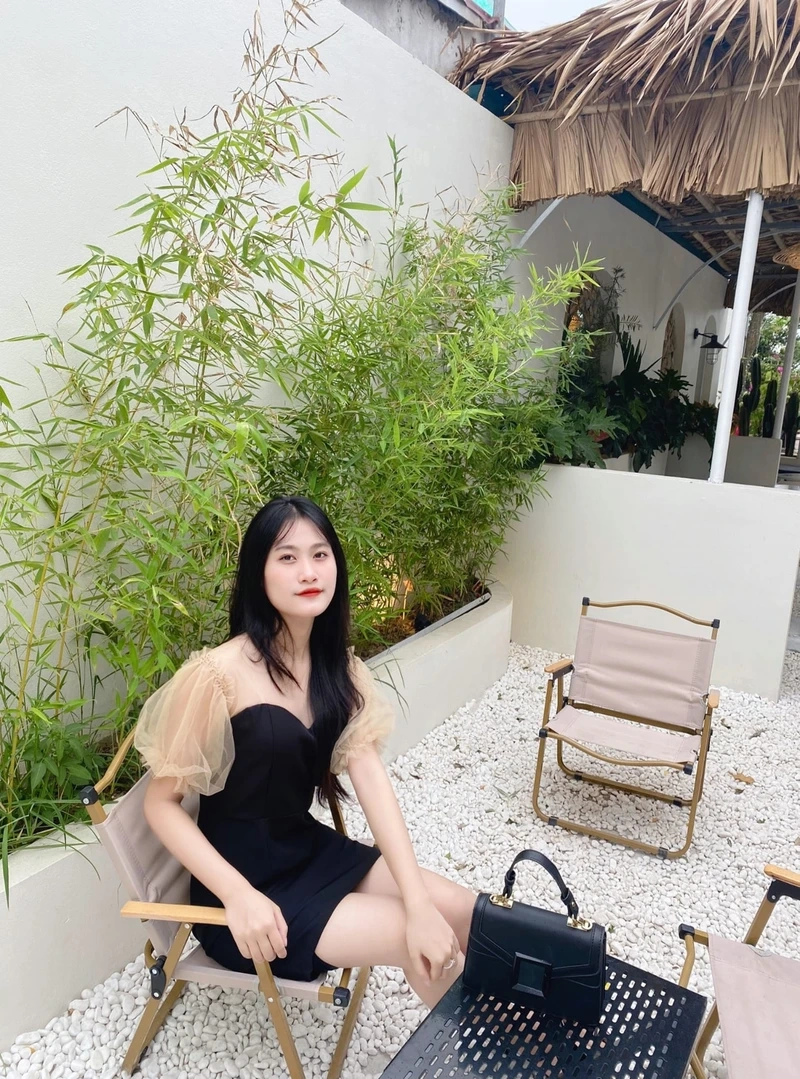 Ảnh gái xinh k 9 với gương mặt thanh tú và nụ cười tỏa nắng