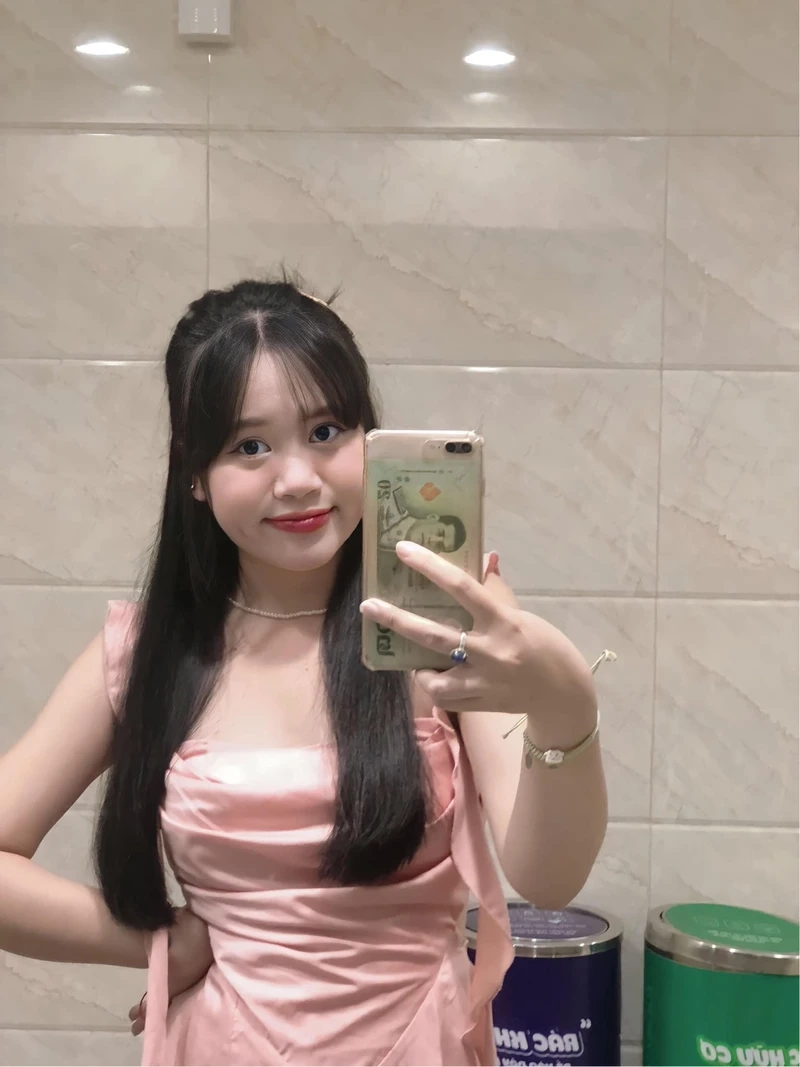 Ảnh con gái k6 với nụ cười trong sáng và đáng yêu