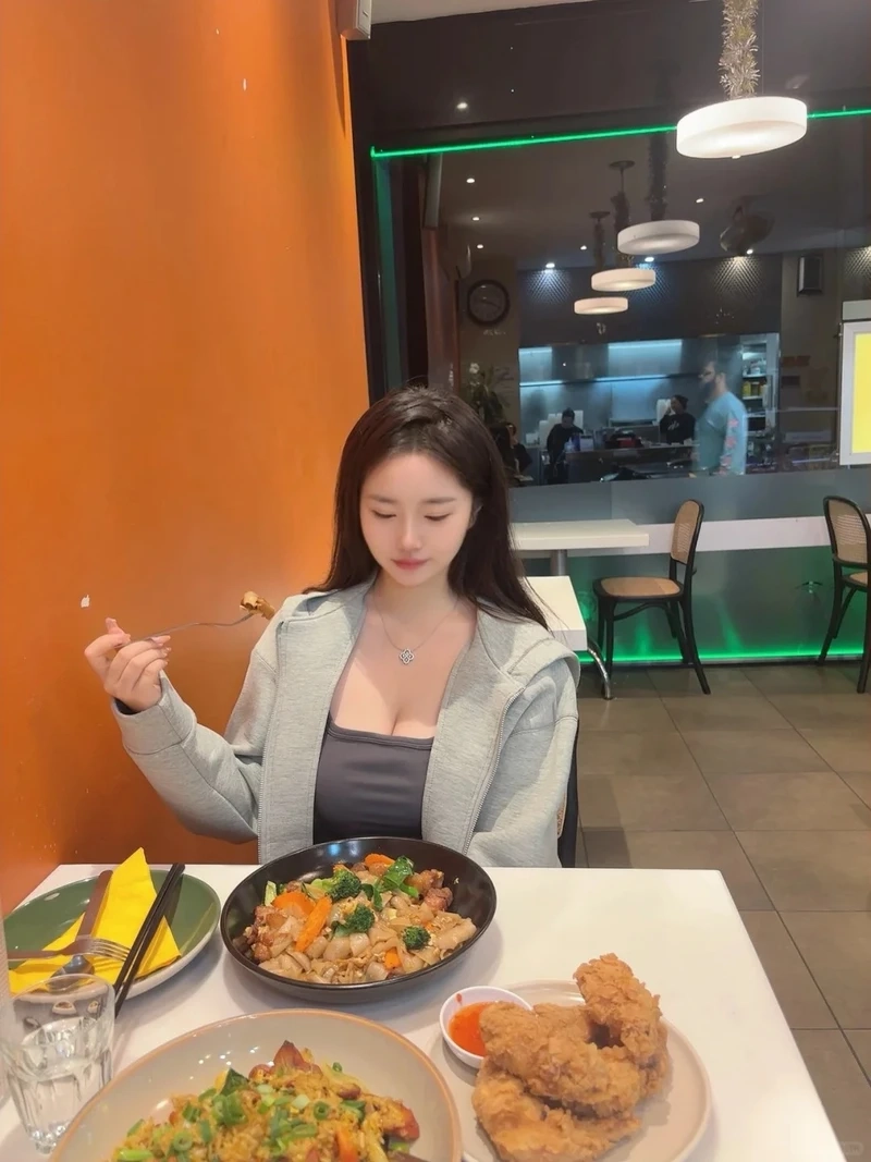 Hình gái đẹp Trung Quốc với nụ cười tỏa nắng và rạng rỡ