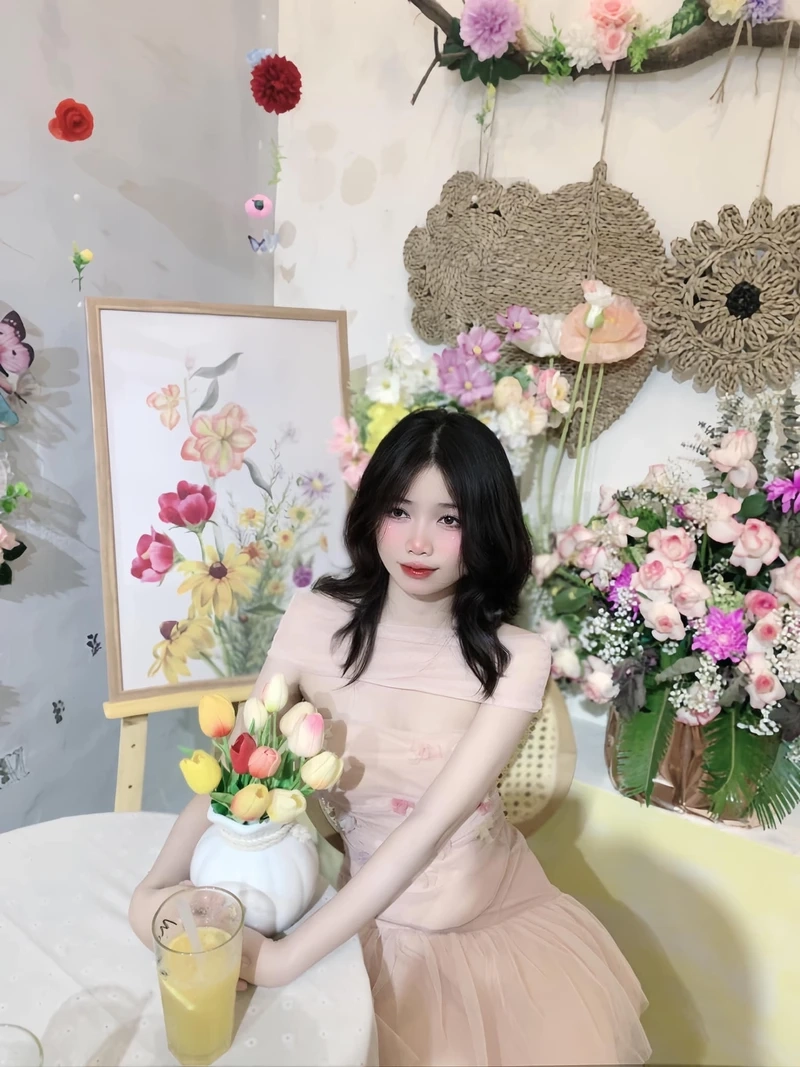 Gái xinh đeo mắt kính tóc dài khiến người nhìn không thể rời mắt