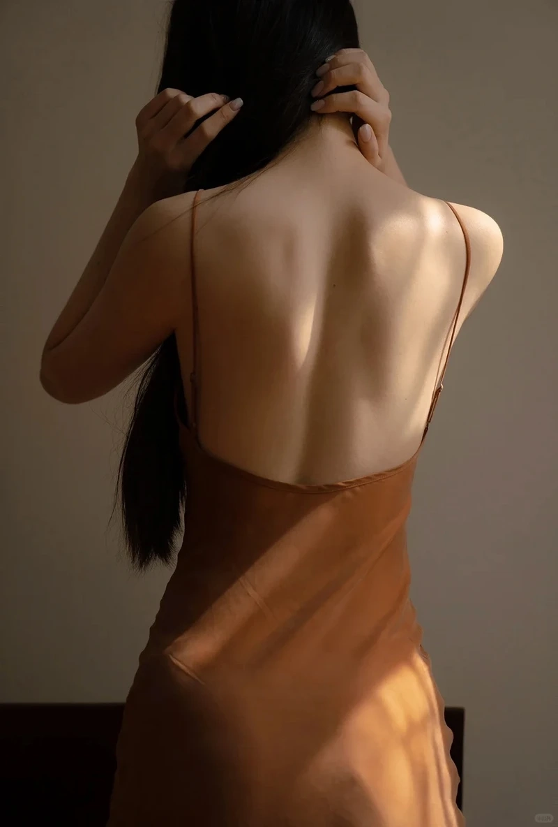 Tóc dài chụp sau lưng mang đến vẻ đẹp đầy lôi cuốn, huyền bí