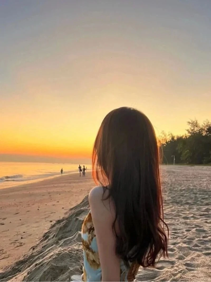Ảnh chụp từ phía sau lưng con gái tóc dài tạo nên vẻ đẹp thanh thoát