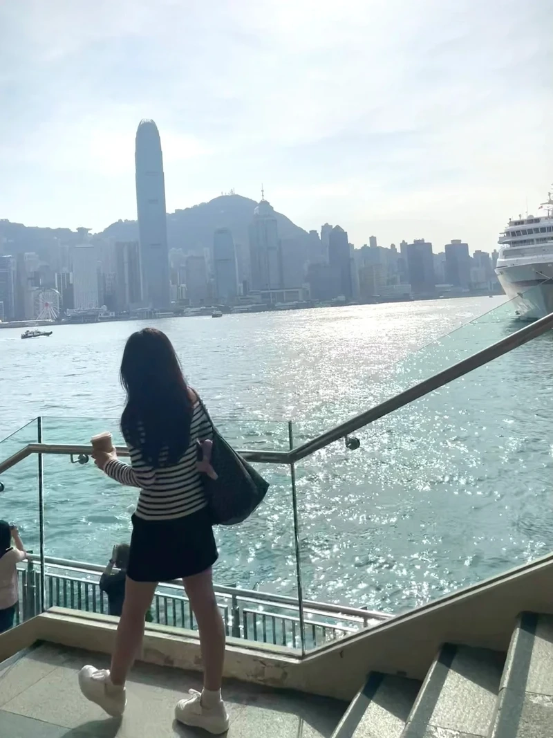 Ảnh cưới cô dâu chụp sau lưng mang đến vẻ đẹp đầy lãng mạn