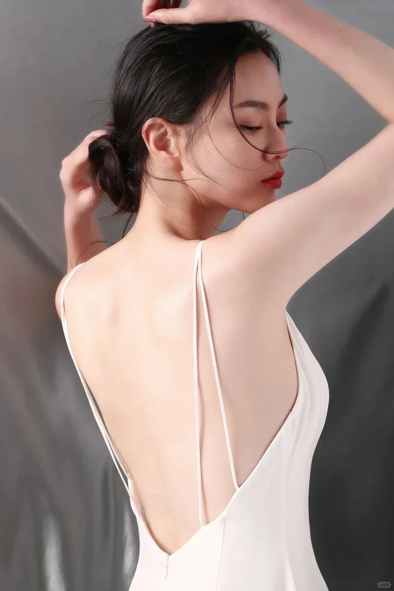 Ảnh đi biển chụp sau lưng tạo nên sự phóng khoáng, tự do