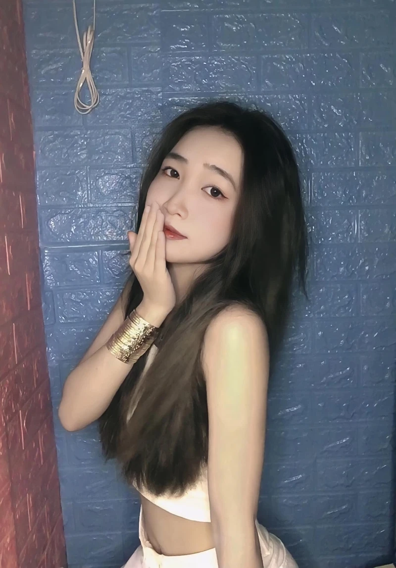 Ảnh gái xinh eo thon mặc áo crop top tôn lên vóc dáng mảnh mai