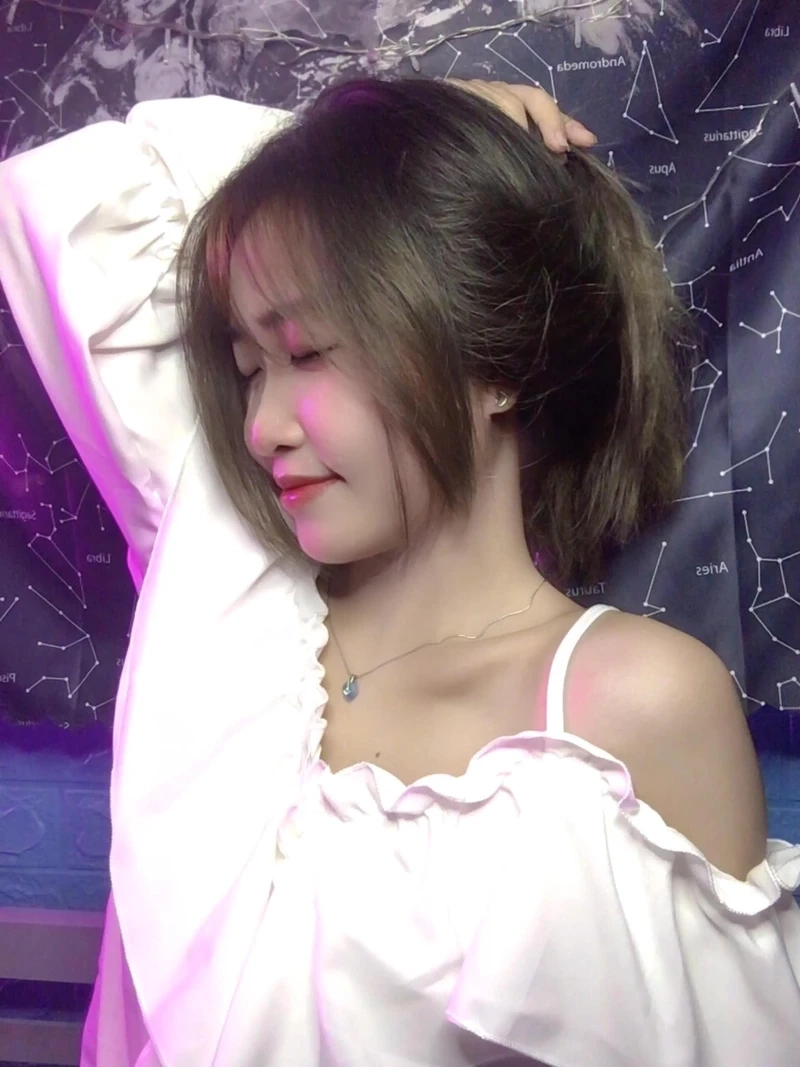 Ảnh gái xinh eo thon chụp trong studio với ánh sáng nổi bật