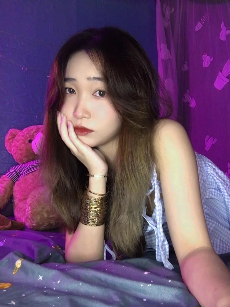 Gái đẹp chụp hình che mặt tạo nên vẻ bí ẩn đầy cuốn hút