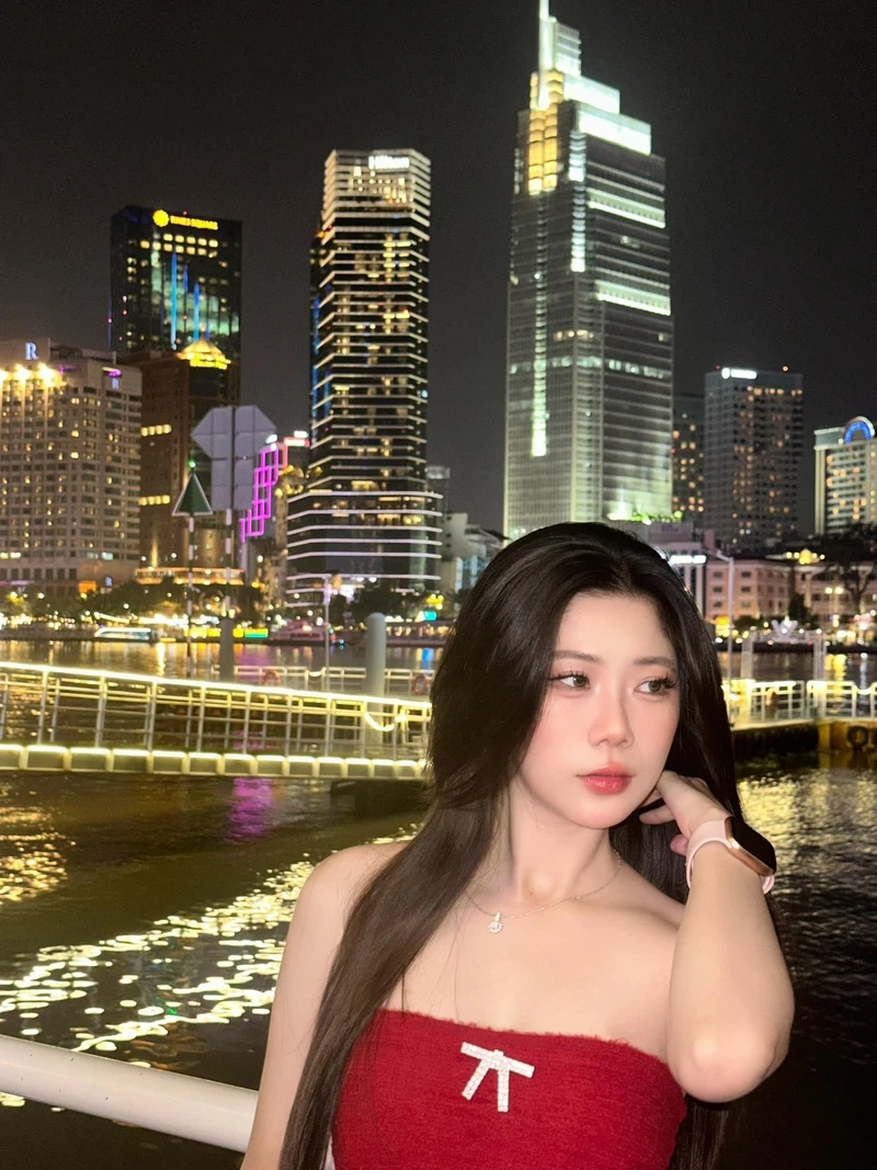 Ảnh thiếu nữ phong cách đường phố đầy cá tính và trẻ trung
