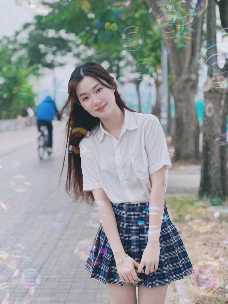 Ảnh gái xinh selfie trên phố tạo vẻ đẹp năng động
