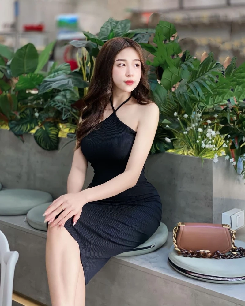 các kiểu tóc xoăn nữ dài, kiểu tóc xoăn dài phù hợp với các cô gái nữ tính