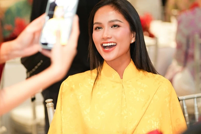 Hennie Hoa hậu Hoàn vũ thế giới với hành trình đáng tự hào