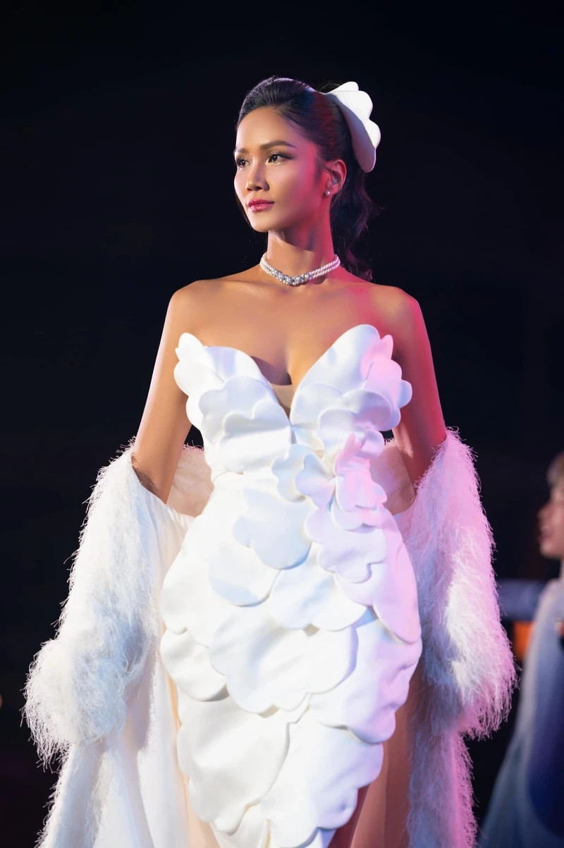 Vương miện Miss Universe 2018 gắn liền với hình ảnh H Hen Niê