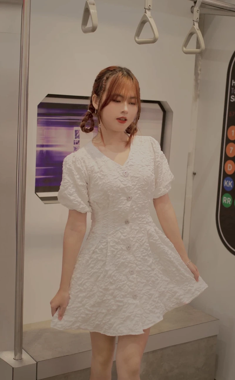 Gái đẹp cute với nụ cười rạng rỡ và ánh mắt tươi tắn