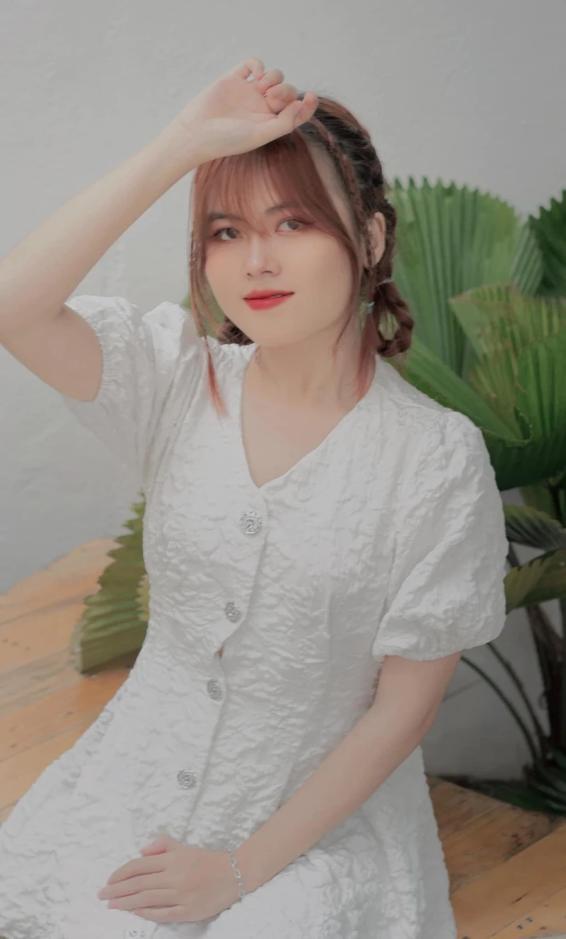 Hình gái đẹp cute với gương mặt thanh tú và nét tự nhiên
