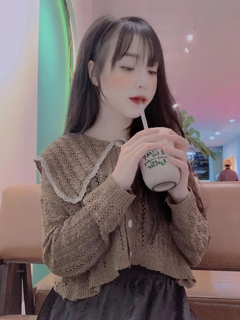 Ảnh con gái cute che mặt nhưng vẫn nổi bật với vẻ cuốn hút