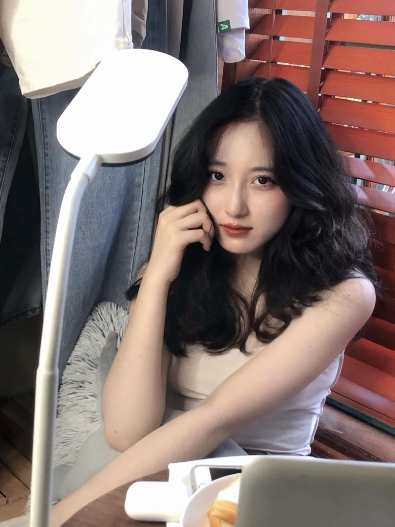 Ảnh gái cute dễ thương với nụ cười rạng rỡ và ánh mắt sáng