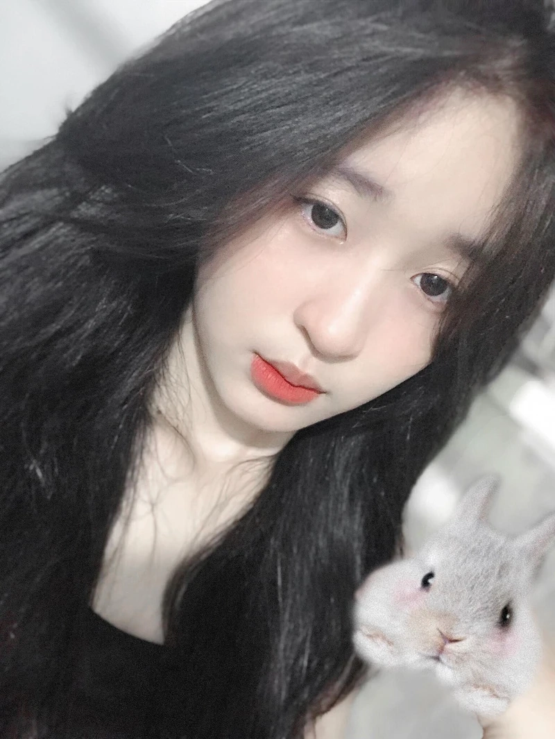 Ảnh gái cute xinh với vẻ rạng rỡ và nụ cười đáng yêu