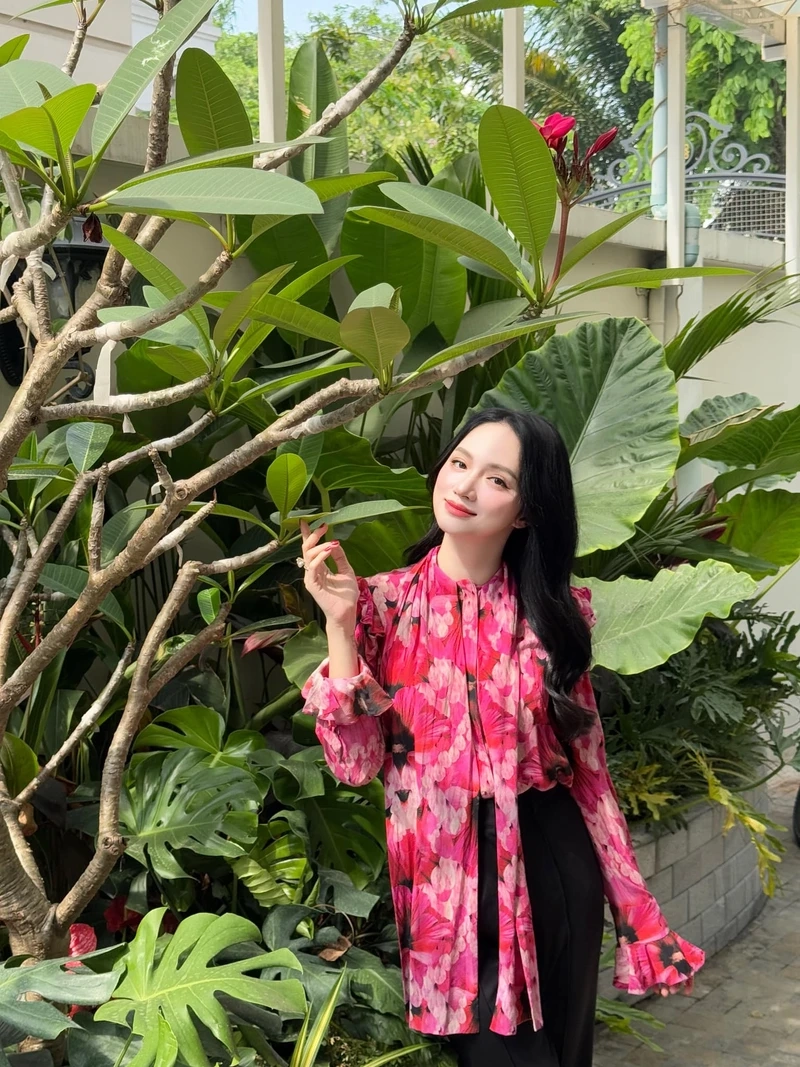 Hương Giang ngày xưa với giọng ca ngọt ngào và cảm xúc