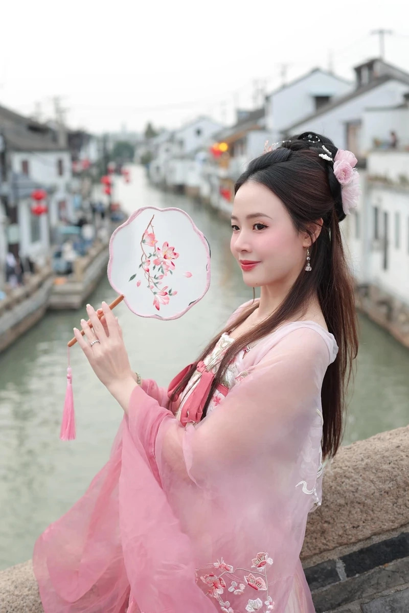 Midu profile cung cấp thông tin chi tiết về sự nghiệp của cô