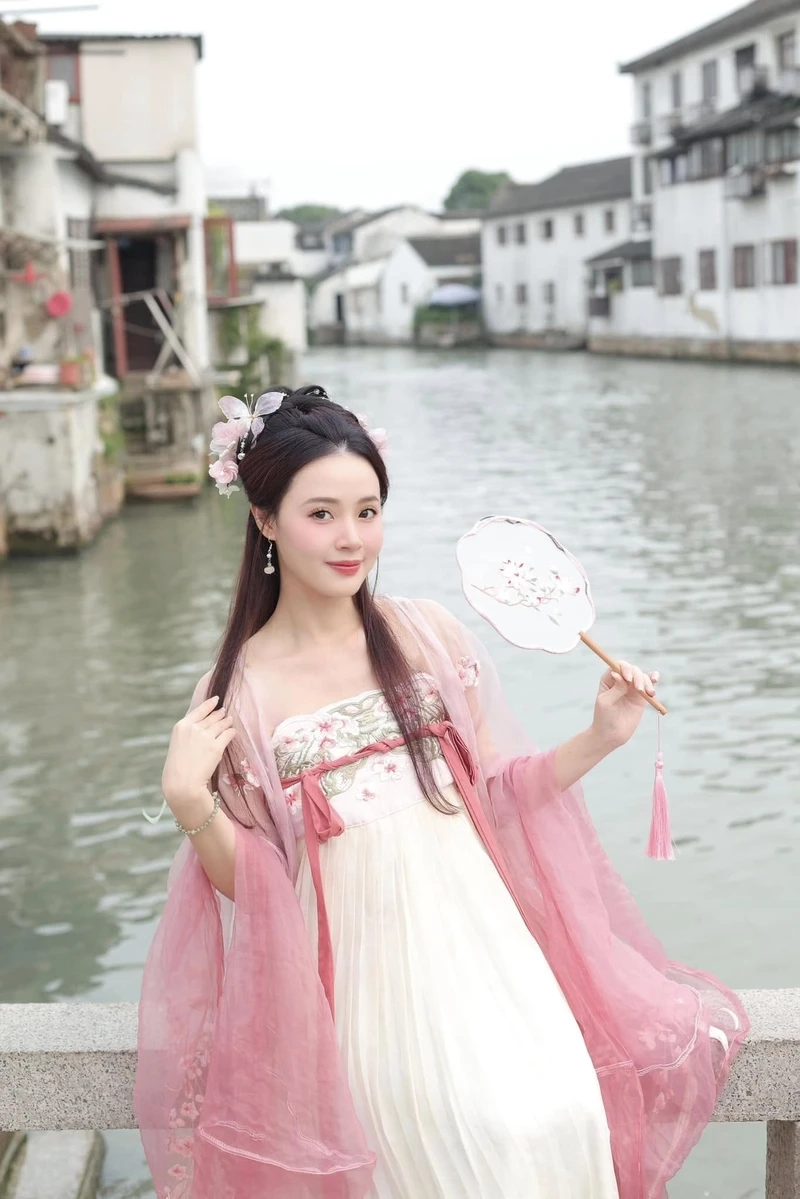 Ca sĩ midu có giọng hát ngọt ngào và đầy cảm xúc