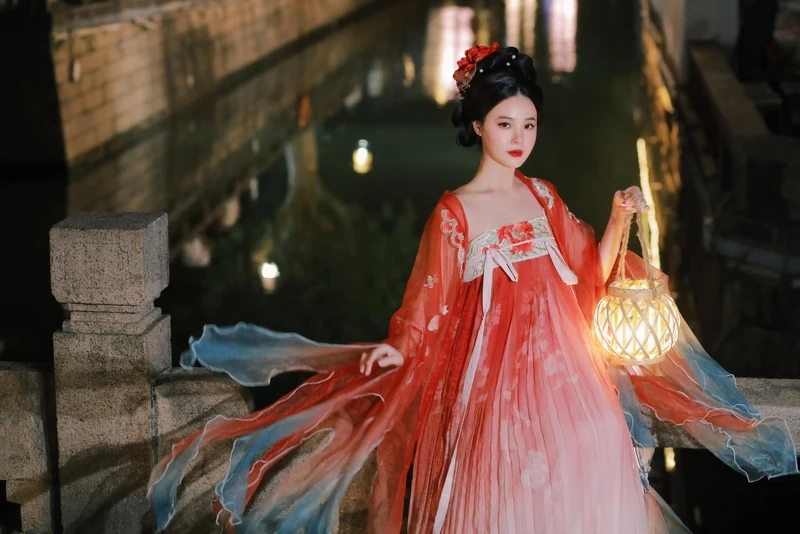 Midu yêu ai, cô ấy có một mối quan hệ rất riêng tư và bí mật