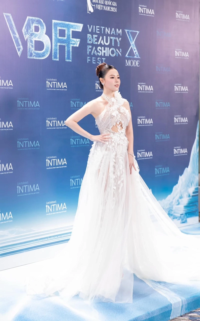 Chi dân midu là cặp đôi gây chú ý trong showbiz Việt