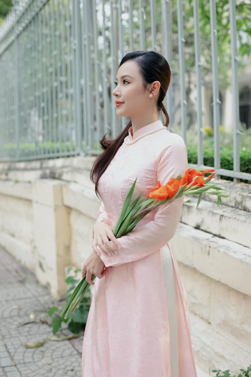 Midu cười tỏa sáng trong mọi khoảnh khắc, đầy lôi cuốn