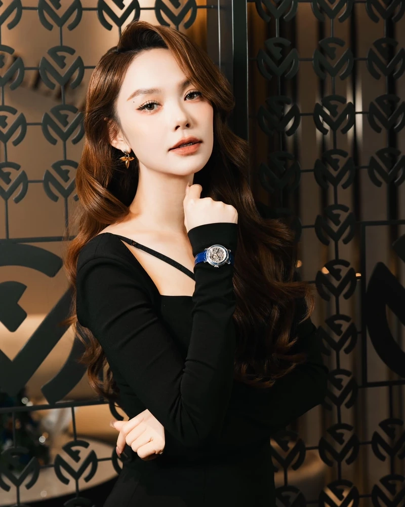 Hình đám cưới Minh Hằng được chia sẻ rộng rãi trên mạng xã hội