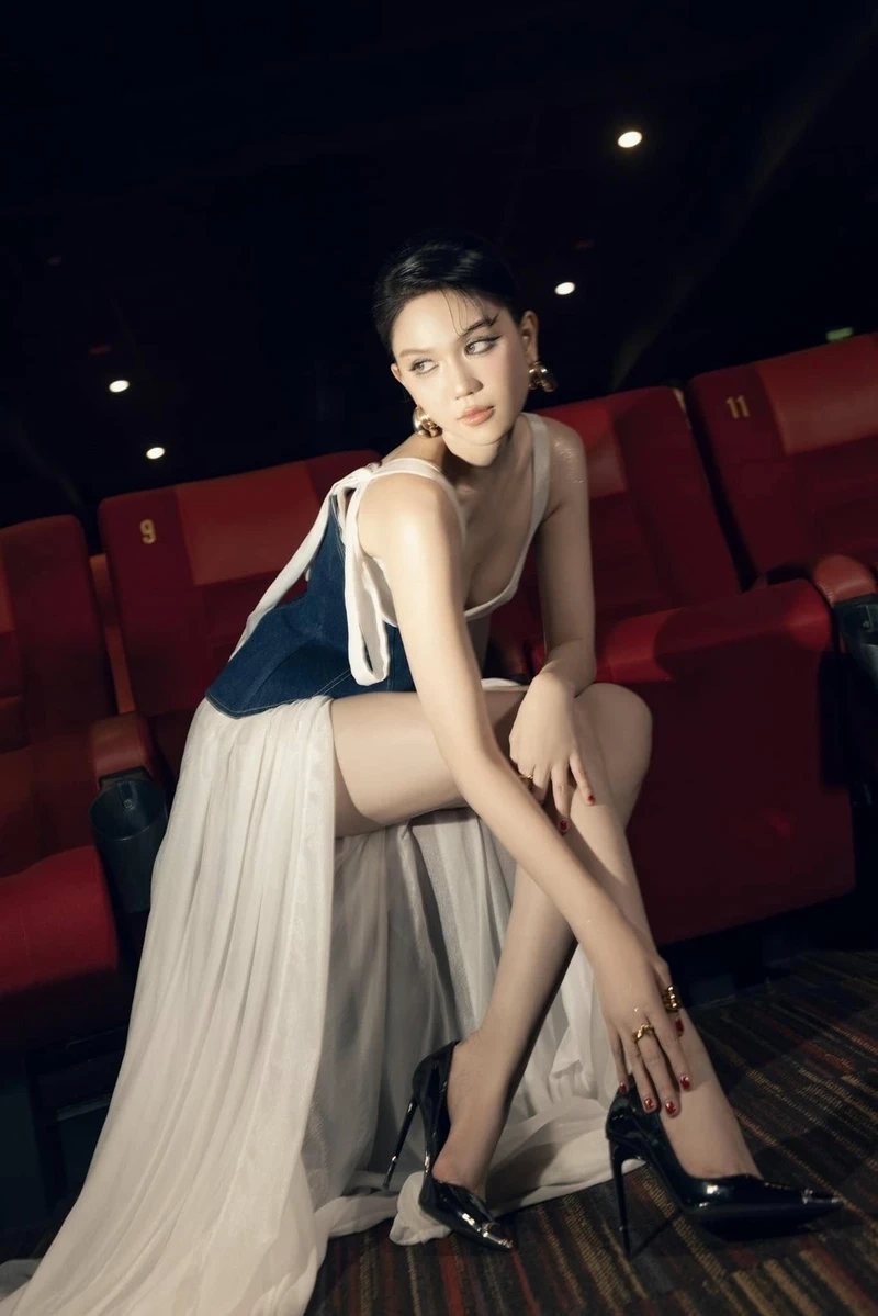 Ngọc Trinh mặc hở hang nhưng vẫn giữ được vẻ đẹp thanh lịch