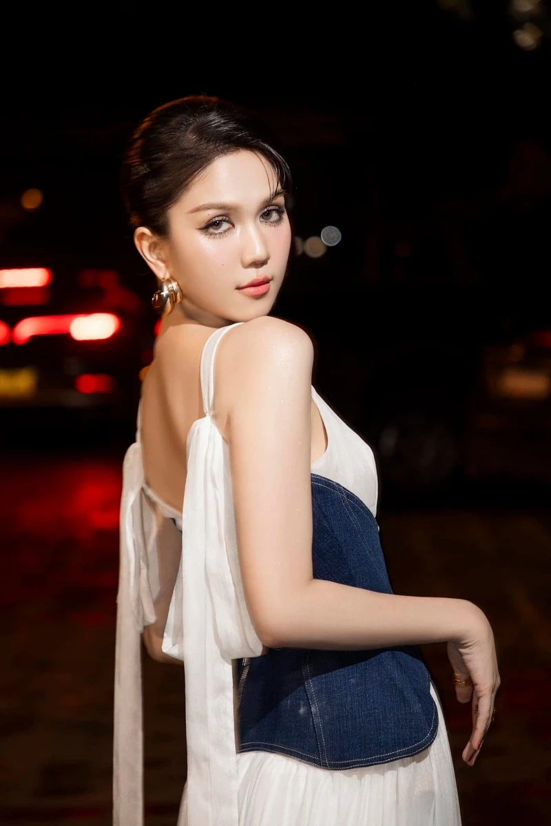 Ngọc Trinh mặc xuyên thấu đầy cuốn hút và tự tin tỏa sáng