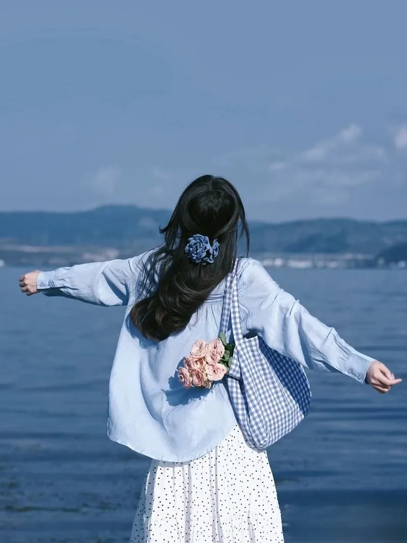 Hình ảnh cô gái quay lưng buồn nhìn xa xăm