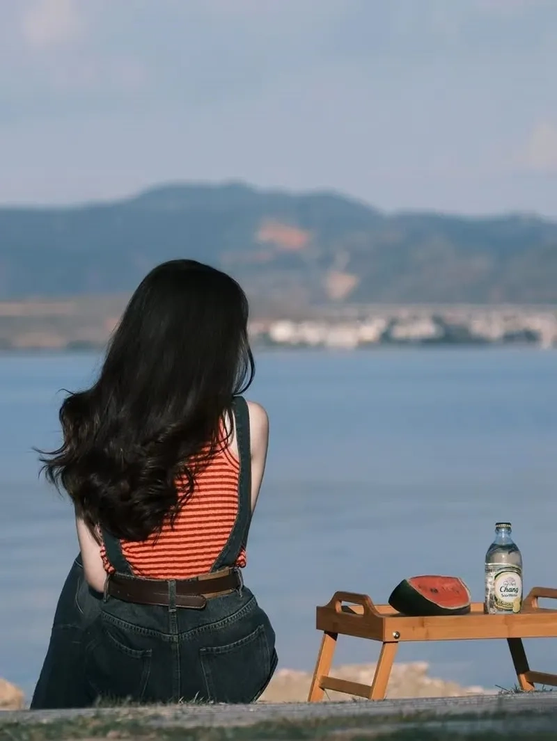 Ảnh buồn quay lưng dưới ánh hoàng hôn tắt
