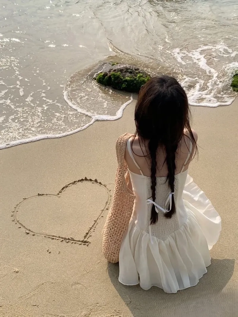 Hình ảnh cô gái tóc dài buồn quay lưng cô độc