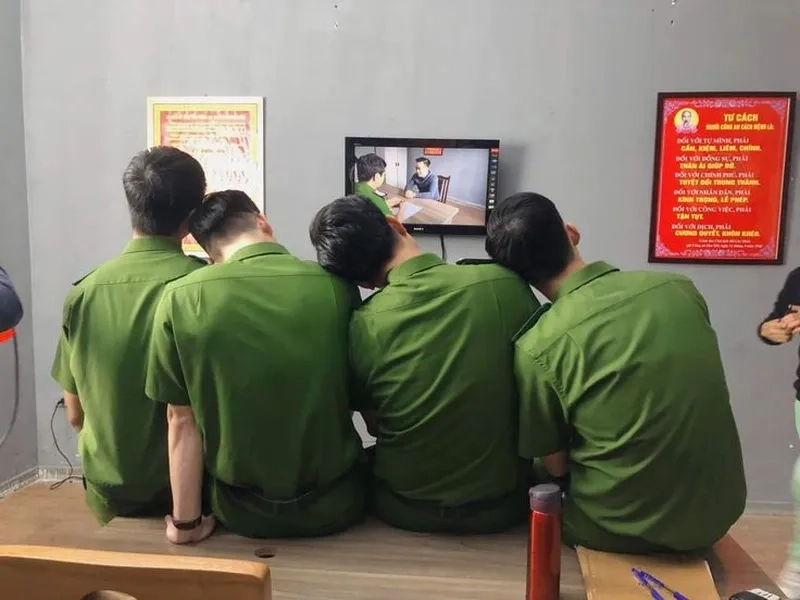 Hình meme công an luôn mang lại tiếng cười