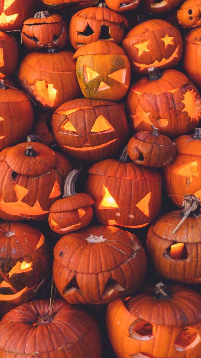 Hình nền điện thoại Halloween nổi bật giữa màn đêm