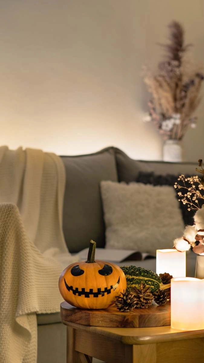 Nền Halloween rùng rợn huyền ảo trong ánh đèn vàng