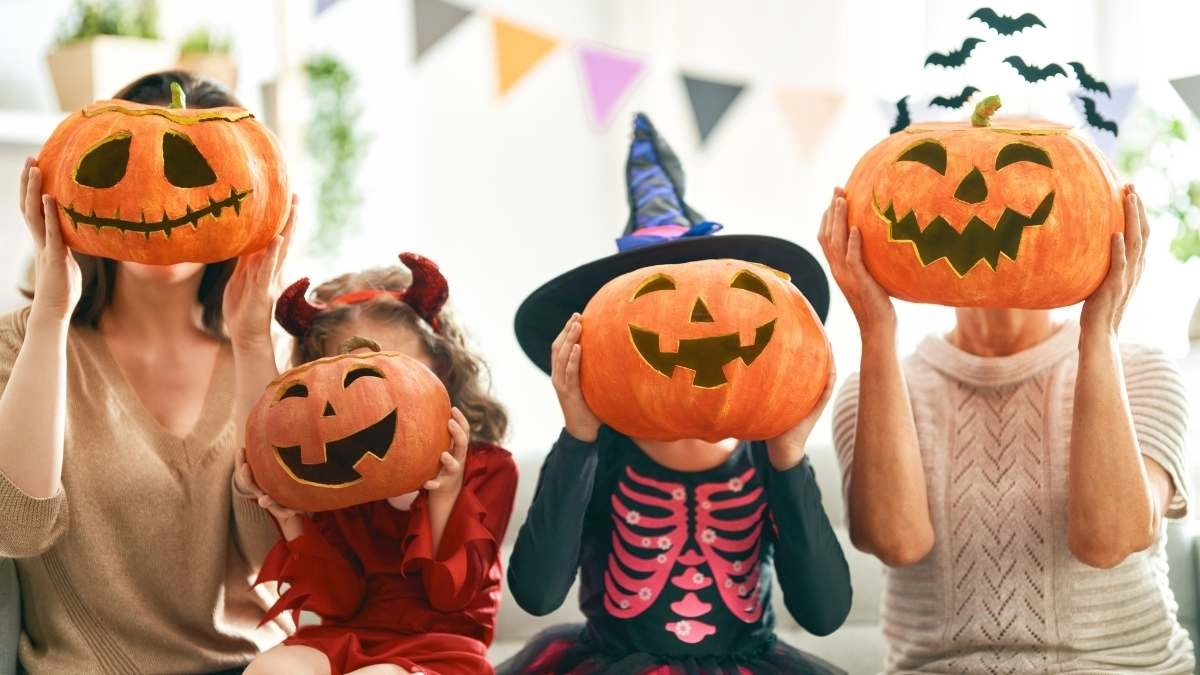 Hình nền anime Halloween hòa trộn kinh dị và đáng yêu